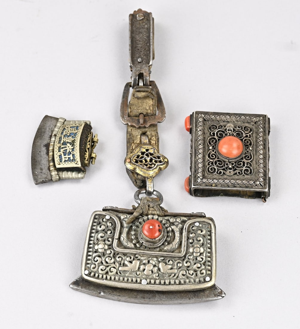 Antique Chinese holder, purse, chisel: Antique Chinese holder with red coral + purse + chisel with text. Circa 1900. Dimensions: 6 x 11 cm. In good condition.