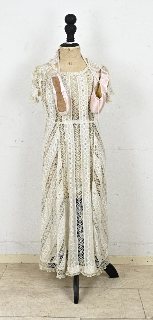 Mannequin, H 153 cm.: Antique mannequin with lace dress and ballet shoes. First half of the 20th century. Dimensions: H 153 cm. In good condition.