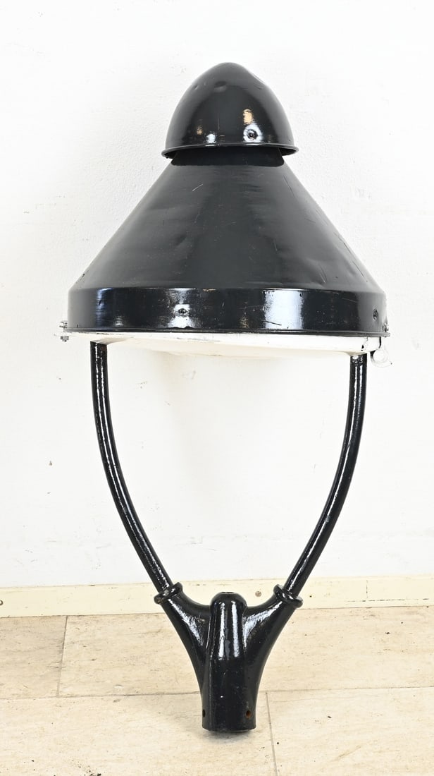 Antique lamppost cap: Antique enameled lampshade of a street lantern. Circa 1930. Dimensions: 115 x Ø 47 cm. In good condition.