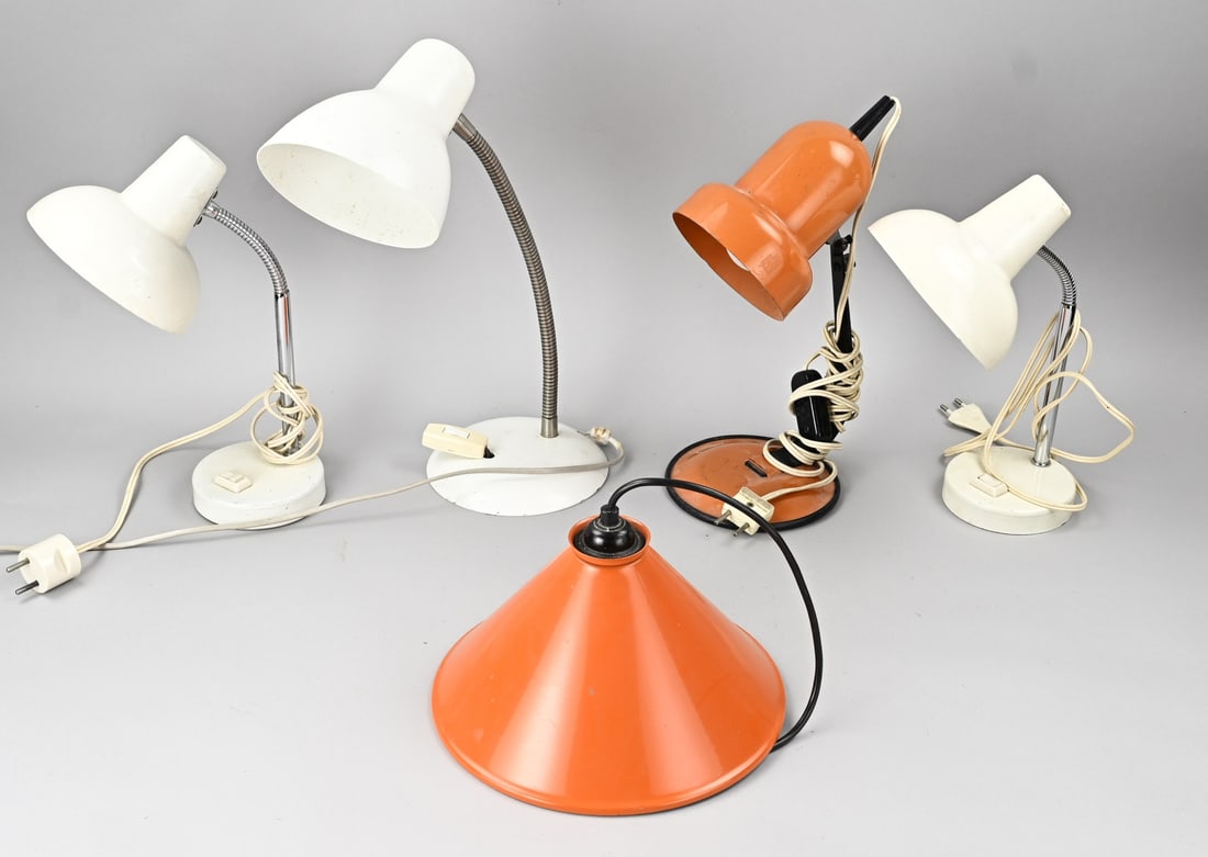 Lot of vintage lamps (5x): Lot of five vintage 60s and 70s desk/hanging lamps. Dimensions: 25 - 45 cm. In good condition.