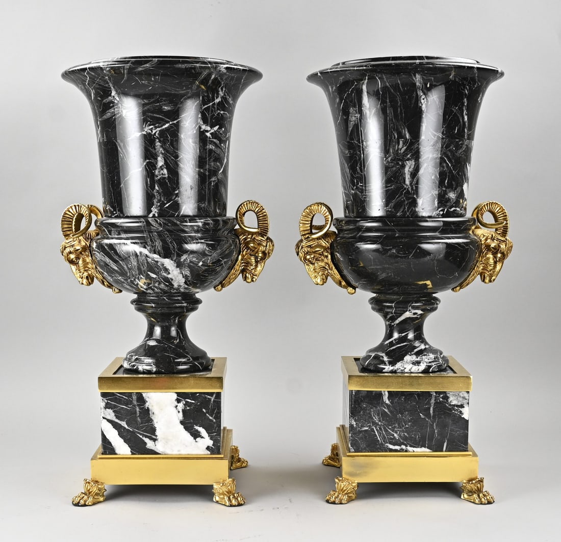 2x Italian crater vase, H 55 cm.: Two large Italian black marble crater vases with bronze ram's heads. Second half of the 20th century. Dimensions: H 55 cm. In good condition.