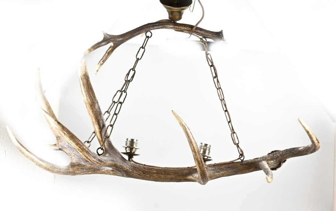 Antler lamp (red deer), 1960: Large red deer antler lamp. Circa 1960. Dimensions: 115 cm. In good condition.