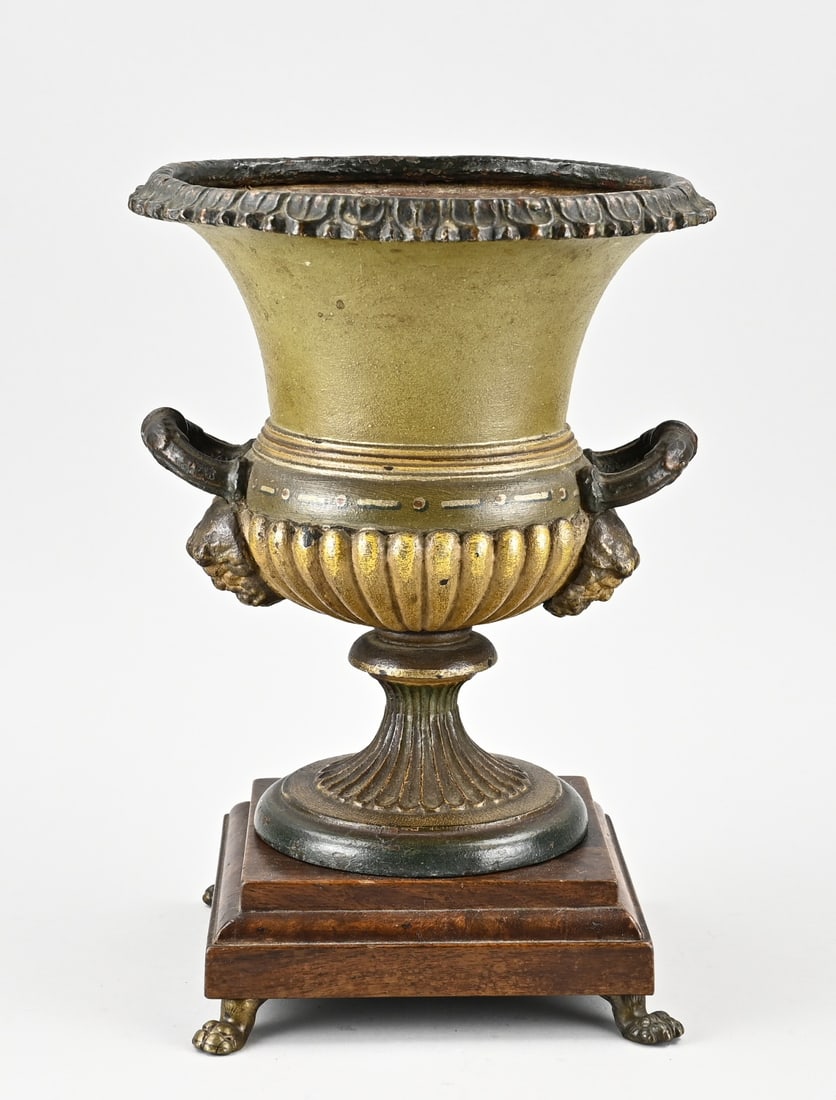 Antique vase on a console: 19th-century cast-iron crater vase with original polychromy, mounted on a walnut base. Dimensions: 35.5 x 24.5 cm. In good condition.
