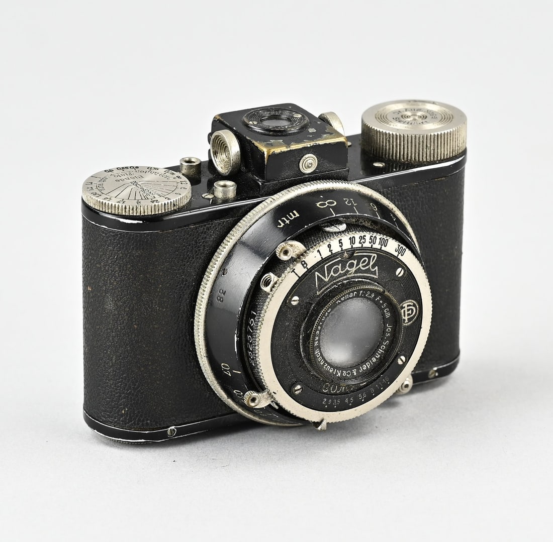 Nail Pupil camera: Antique and rare German Nagel Pupille camera. First half of the 20th century. Not tested. Dimensions: 9.5 x 6.5 x 5 cm. In good condition.