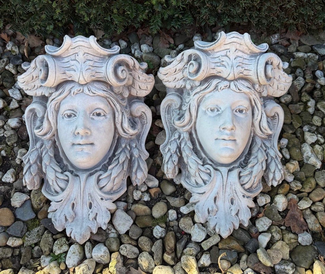 2x Wall console: Two cast limestone wall consoles, in Art Nouveau style. 20th century. Dimensions: 39 x 33 x 27 cm. In good condition.