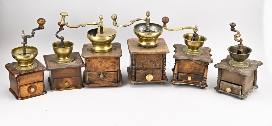 Lot of various coffee grinders, large 6x: Lot of six various antique coffee grinders. Circa 1900. Dimensions: 20 x 30 cm. In good condition.