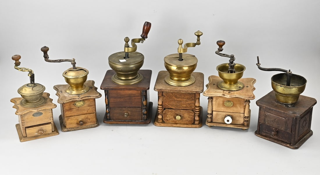 Lot of coffee grinders (6x): Lot of six assorted coffee grinders. Various types of wood + brass. Circa 1900. Dimensions: 24 - 32 cm. In good condition.