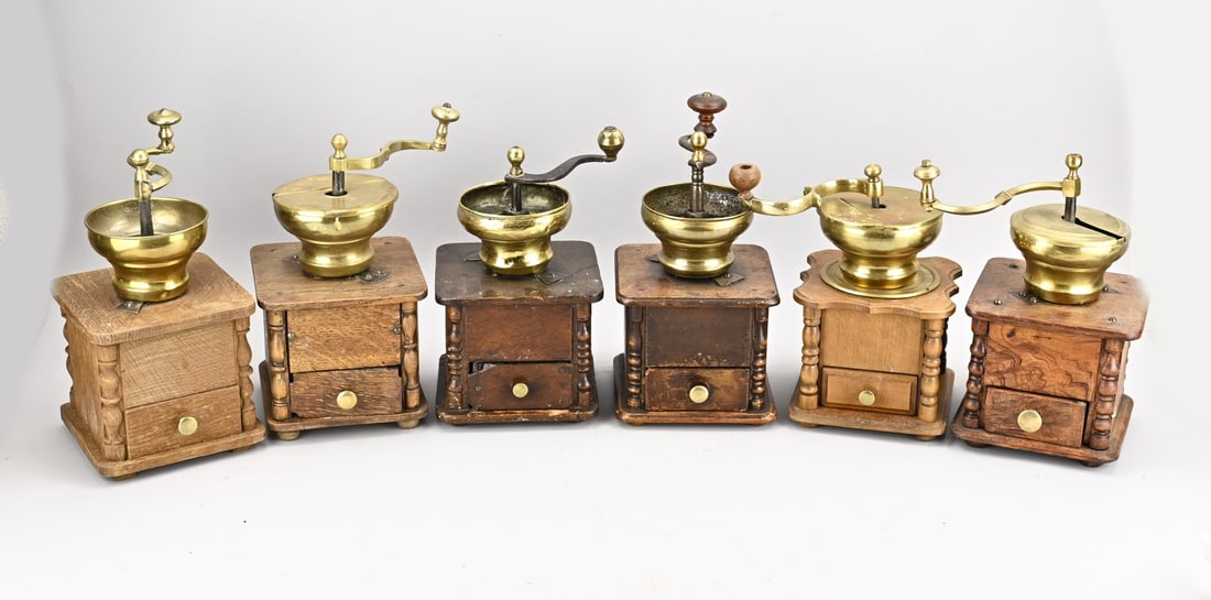 Lot of various large coffee grinders, 6x: Lot of six various antique coffee grinders. Circa 1900. Dimensions: 20 x 30 cm. In good condition.