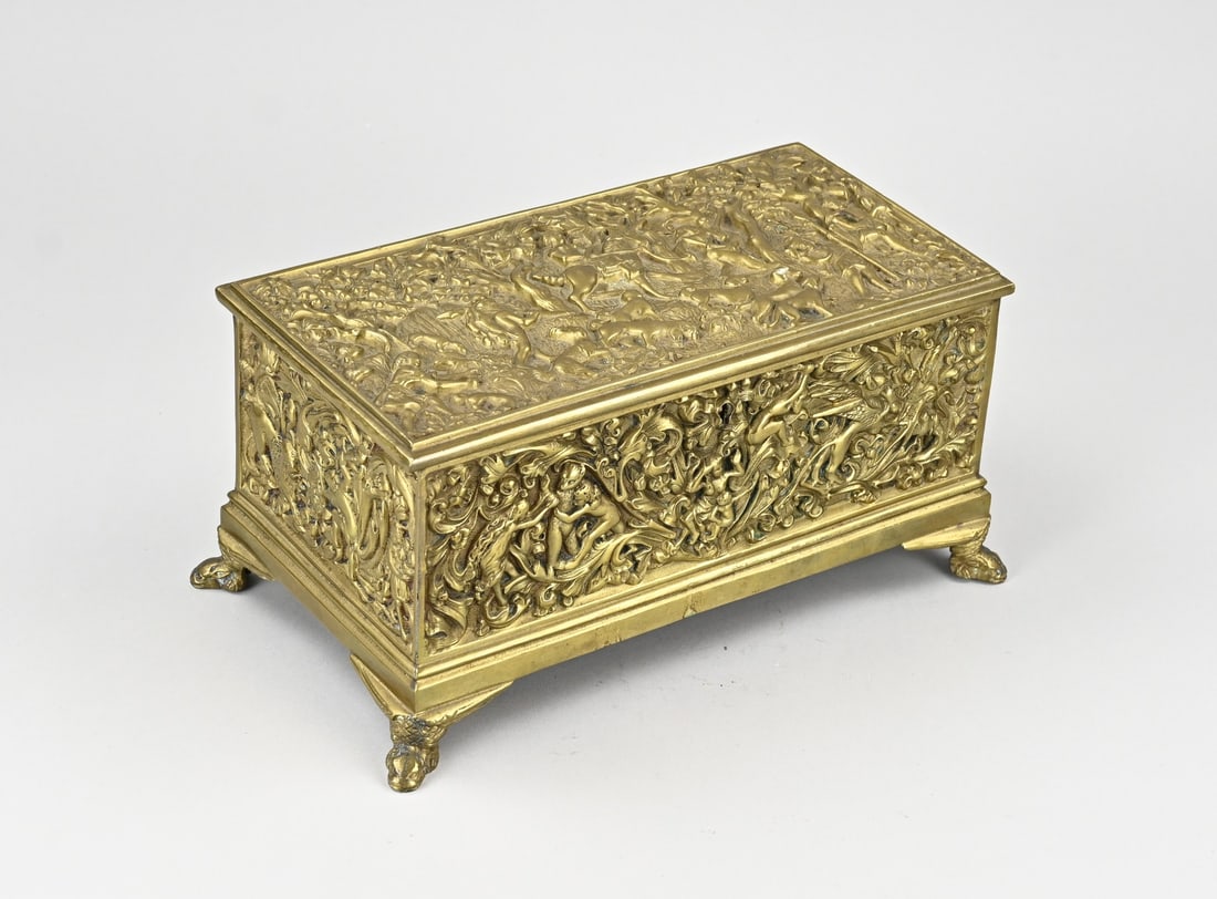 Bronze box, 1900: Antique bronze box/lidded box with figures/hunting scene. Circa 1900. Dimensions: 14 x 27 x 15 cm. Key is missing. Otherwise in good condition.