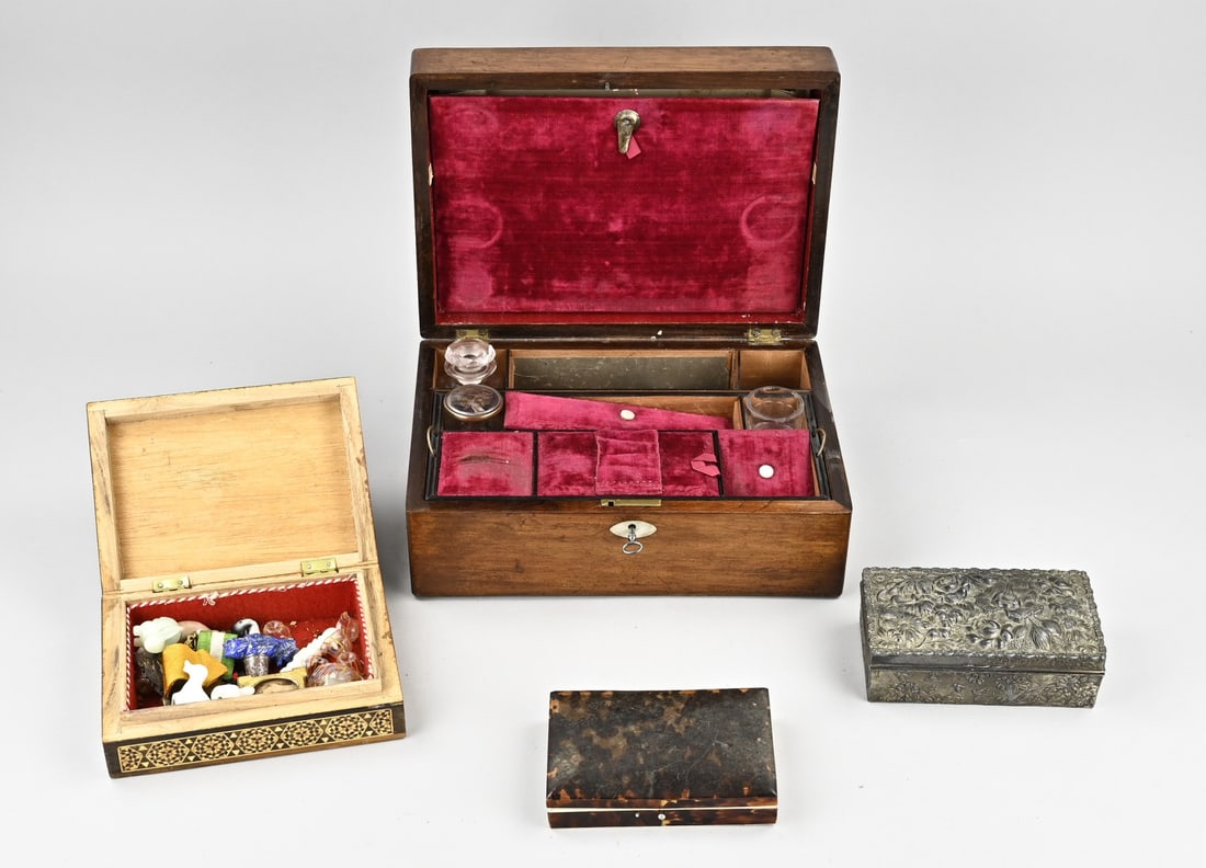 Lot of lidded boxes (miscellaneous): Four diverse old/antique lidded boxes. 1x Mahogany writing box with flasks. 1x Japanese, metal. 1x Intarsia. 1x Horn. Dimensions: 14 x 31 cm. In good condition.