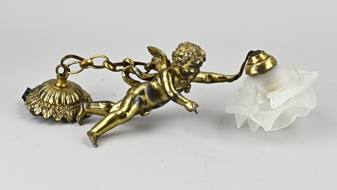 Lamp (putti): Antique pendant lamp with gilded putti, with a satin-finished glass shade in a floral shape. Dimensions: 40 cm. In good condition.