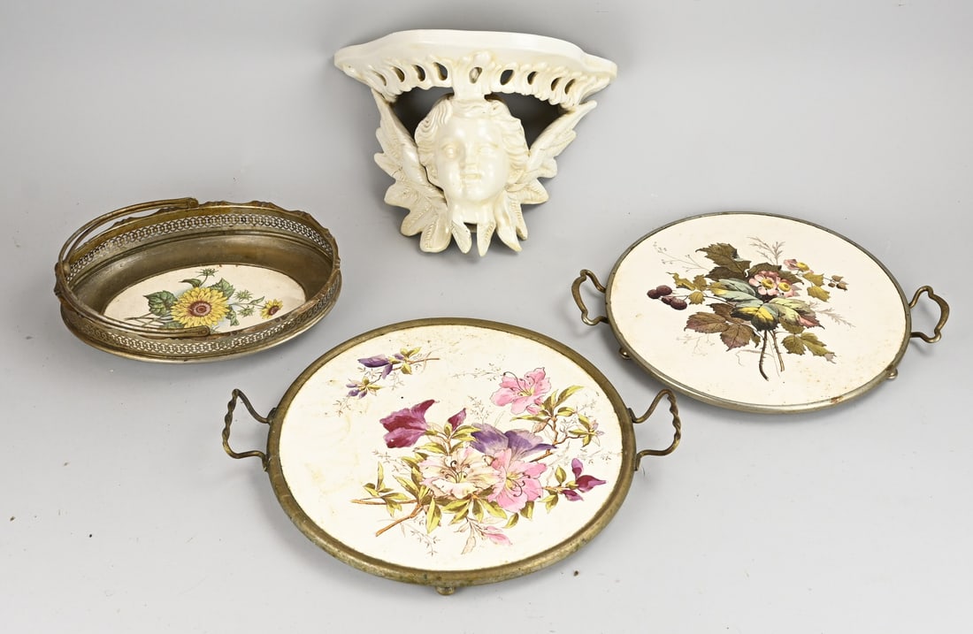 4x Antique pottery: Four pieces of antique earthenware. Including: cake/cookie plates + white faience wall console with angel. Dimensions: 27 x 30 cm. In good condition.