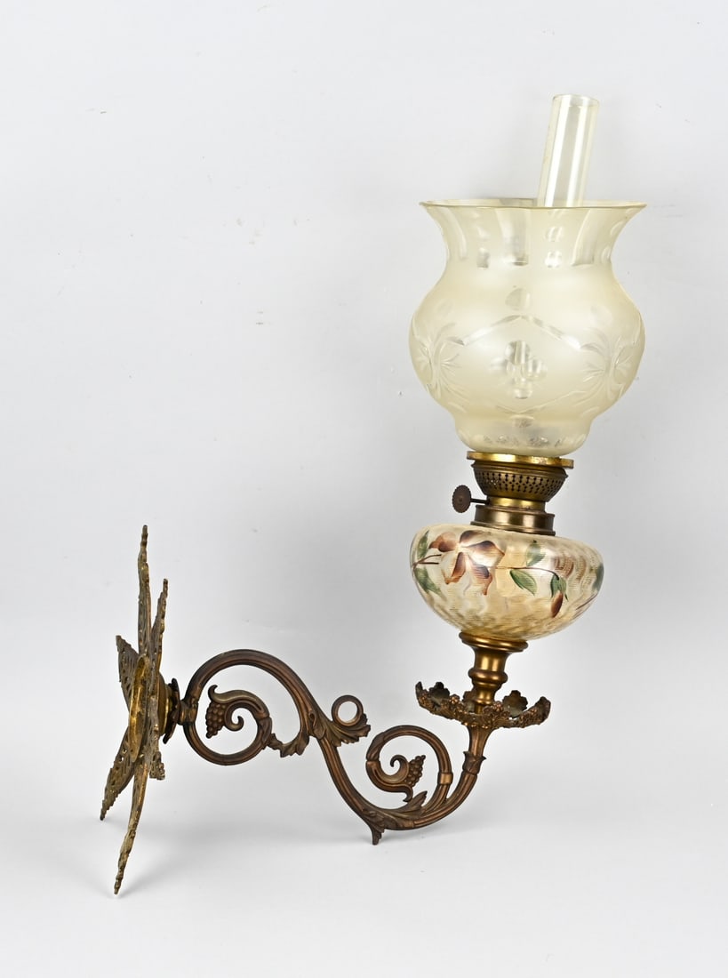 Wall kerosene lamp, 1900: Antique brass wall kerosene lamp with painted floral glass reservoir. Circa 1900. Dimensions: 45 x 35 x 28 cm. In good condition.