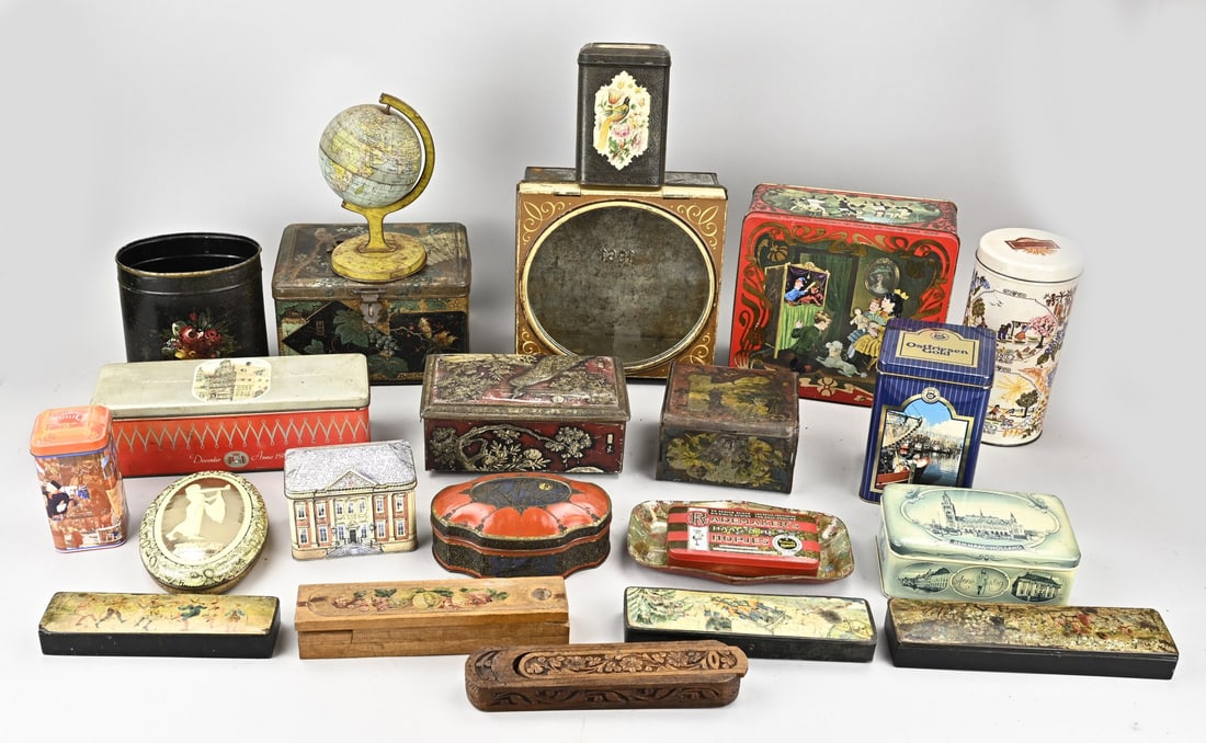 Lot of various tins: Large lot with various and interesting tins. Including pen cases, a cigar band, etc. Dimensions: 17 x 5 cm. In good condition.