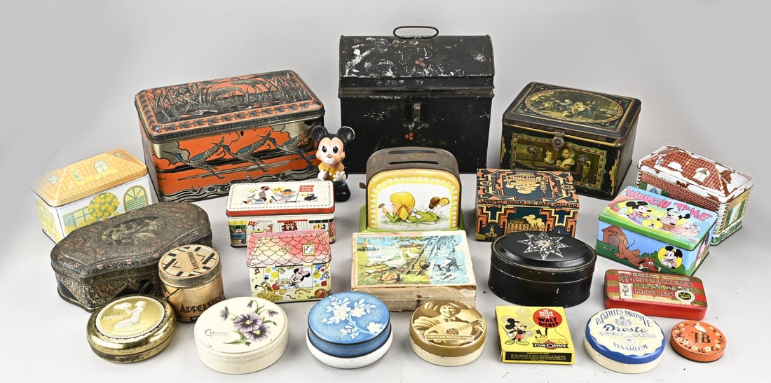Lot of various tins: Large lot with various tins. Approximately 21 pieces. Interesting lot. Also two Disney items. In good condition.