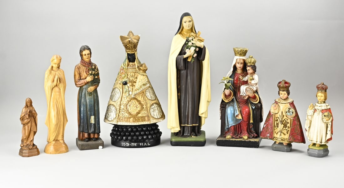 Lot of Holy statues (8x): Lot of eight diverse old/antique religious statues. Made of plaster and wood, among other materials. First half of the 20th century. One figure is damaged. Dimensions: H 17 - 44 cm. In good condition.