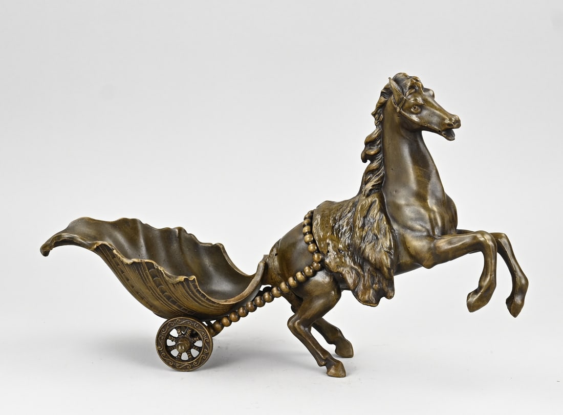 Table scale: Old/antique composition metal table bowl in the shape of a chariot. 20th century. Dimensions: 40 cm. In good condition.