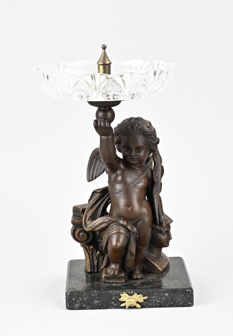 Tazza with putti: Tazza with crystal bowl placed on a marble base. Putti carrying the bowl. Composition of metal and crystal. 20th century. Dimensions: H 29 x Ø 14 cm. In good condition.