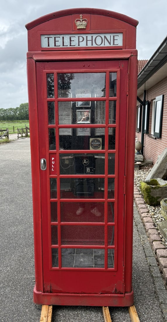 Original English telephone booth, 230 x 90 x 90 cm.: Original old English red telephone box, with the original telephone inside. 20th century. Cast iron, wooden decoration. Dimensions: 230 x 90 x 90 cm. In good condition.