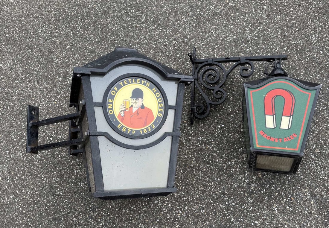 2x Old pub (outdoor) lamp, 55 - 65 cm.: Two old outdoor pub lamps. Metal. Second half of the 20th century. Dimensions: 55 x 65 cm. In good condition.