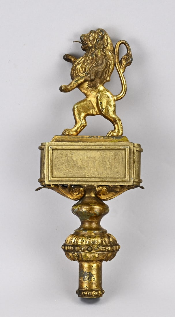 Standard top: Antique gilded metal standard finial with lion. Holland? 19th century. Dimensions: 40 cm. In good condition.