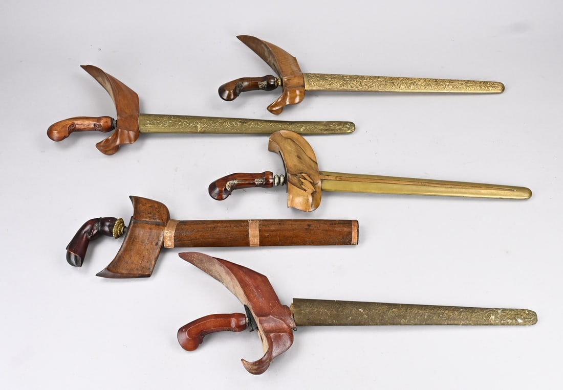 5x Indonesian kris, L 44 - 52 cm.: Five various old Indonesian kris. 20th Century. Size; L 44 - 52 cm. In good condition.