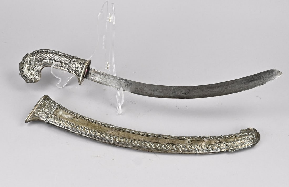 Javanese kris, L 52 cm.: Antique Javanese colonial, silver-plated kris with Dutch name + French text. Souvenir Noce 'd or Hubert et Lily Doesbert de Henk et Miek van Dooren. Dimensions: L 52 cm. In good condition.
