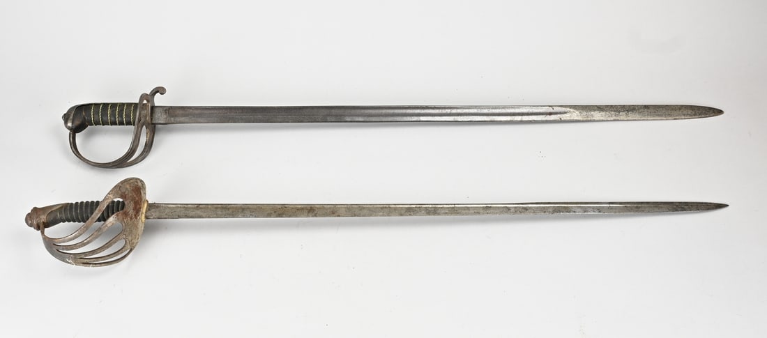 2x Antique saber, L 96 - 98 cm .: Two antique sabers, both with punches. Dimensions: L 96 - 98 cm. In good condition.