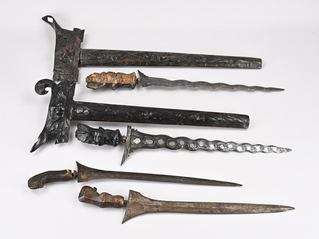 4x Kris (Indonesia), L 48 - 71 cm.: Four various Indonesian kris with damask blade. 20th Century. Dimensions: L 48 - 71 cm. In good condition.