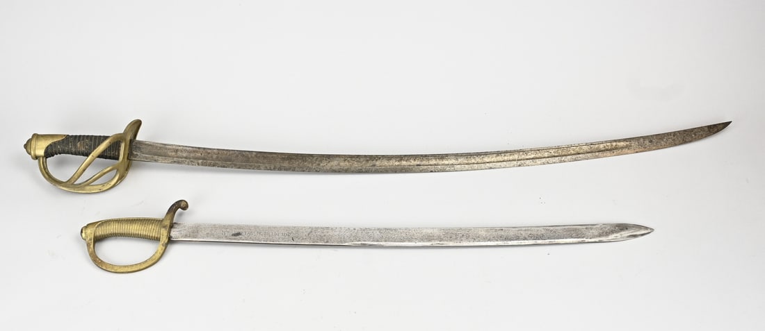 2x Antique saber, L 81 - 107 cm.: Two antique sabers, without scabbards. 1x With bronze hilt, Toledo 1840. 1x Cavalry with punches, bronze hilt. Dimensions: L 81 - 107 cm. In good condition.