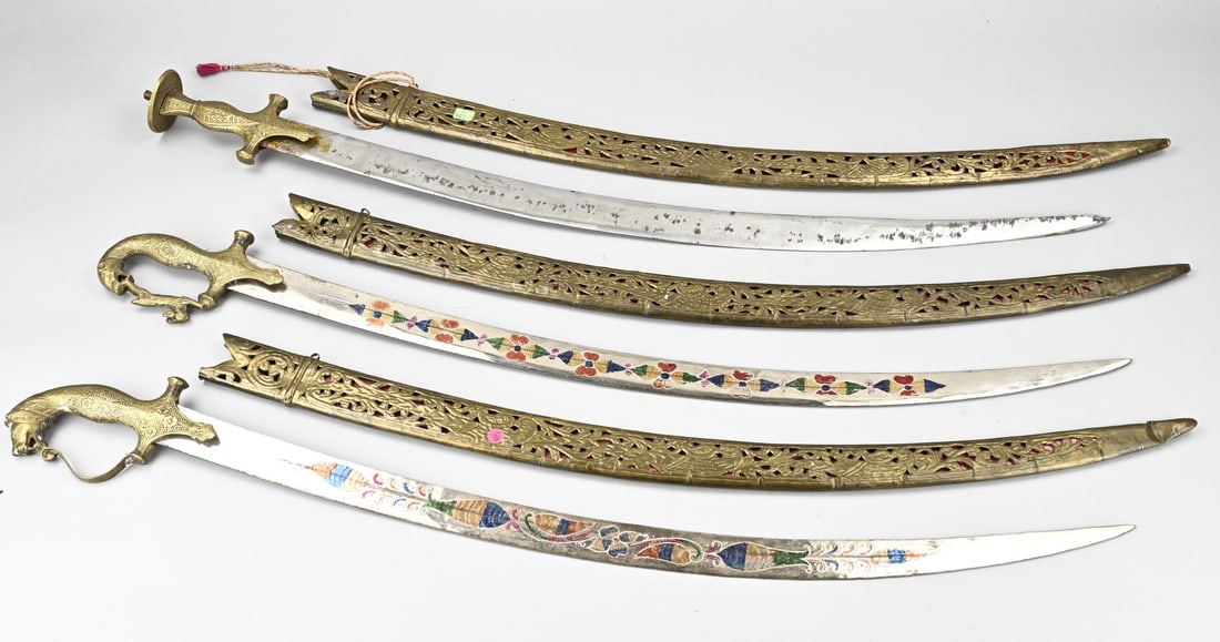 3x Ottoman saber 88 - 89 cm.: Three decorative Ottoman sabers. Brass. Second half of the 20th century. Dimensions: L 88 - 89 cm. In good condition.