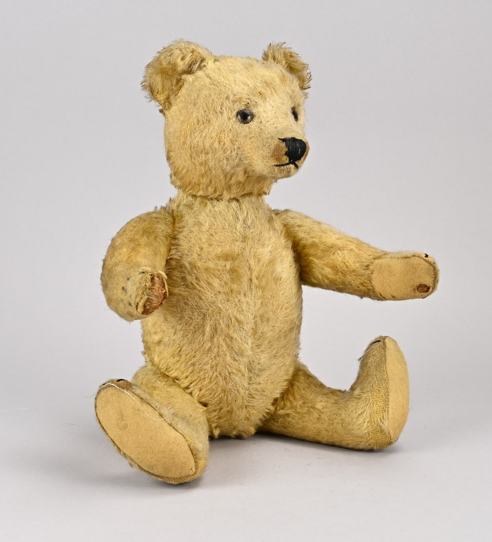 Pre-war Steiff bear: Pre-war German Steiff bear with original lead seal still in the ear. Played with. Dimensions: 33 cm. In good condition.
