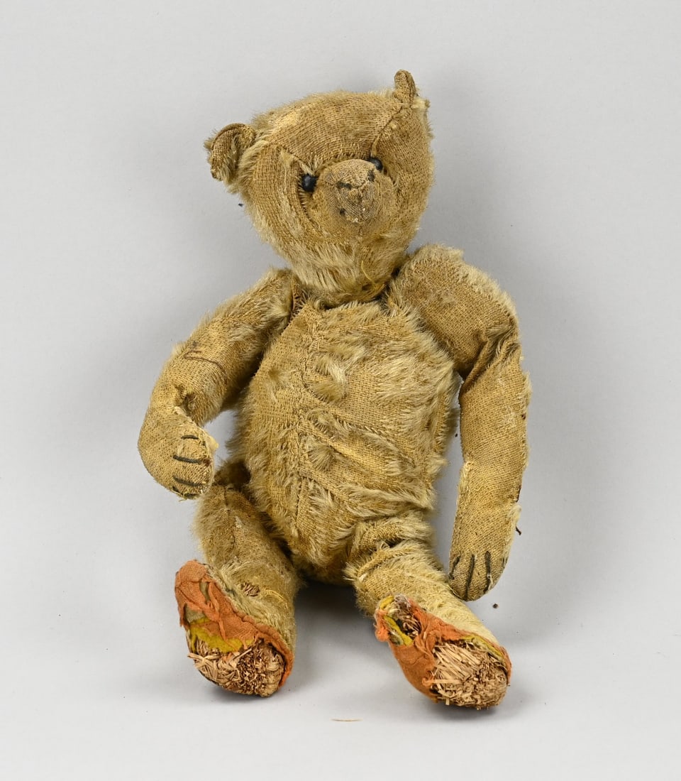 Pre-war Steiff bear: Pre-war German Steiff bear with original lead seal in the ear. Played with. Dimensions: 35 cm. In fair/good condition.