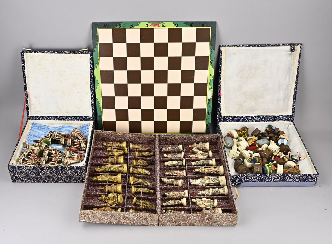 3x Chinese chess set: Three diverse Chinese chess sets in a box + one chessboard. Second half of the 20th century. Dimensions: 25 x 37 cm. In good condition.