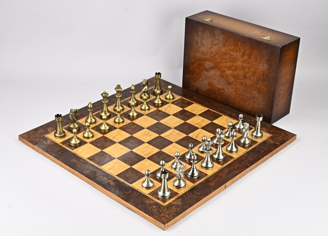 Old chess set: Old brass, partially plated chess set in a burr wood storage box. Second half of the 20th century. Dimensions: 10 x 31 x 22 cm. In good condition.