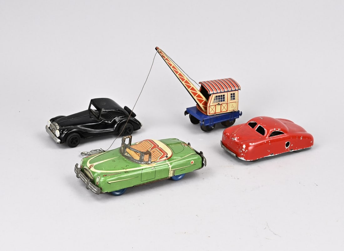 4x Old tin toys: 4x Old tin toys. Including: Japan, Germany. 20th Century. Dimensions: 12 - 16 cm. Played with. In good condition.