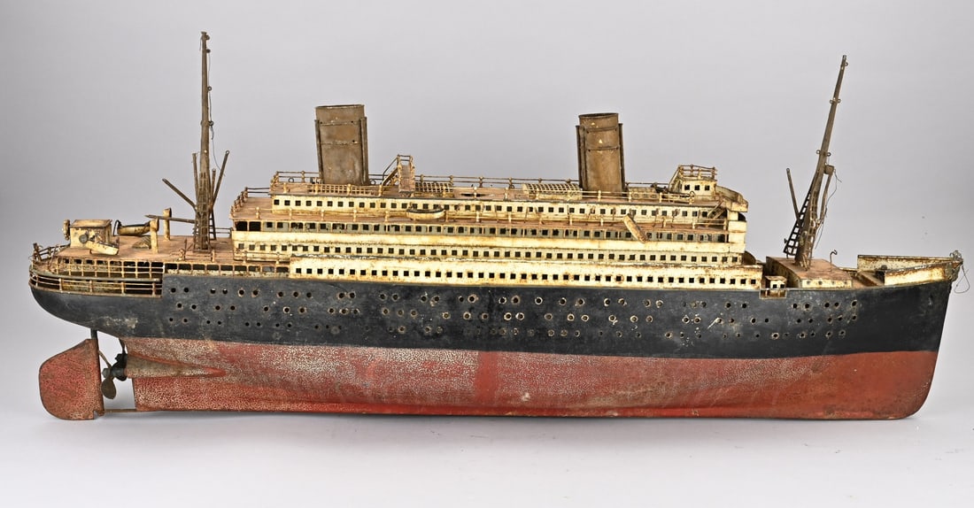 Toy ship Augusta Victoria, 1920: Large, German, antique toy ship made of tin. Augusta Victoria. Circa 1920. Possibly manufactured by Märklin. Attic find. Dimensions: 99 x 41 x 18 cm. Surface rust, not rusted through anywhere.