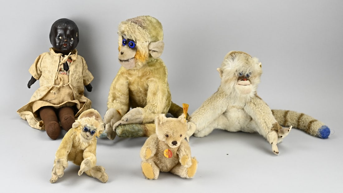 4x Steiff animal + doll (5x): Five pieces of German toys. 4x Steiff animal + 1x doll (papier-mâché). 20th century. Dimensions: 12 x 40 cm. In fair/good condition.
