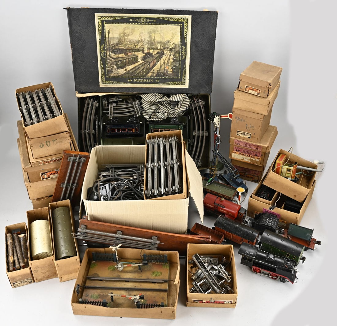 Märklin train set + rails etc.: Very extensive Märklin tinplate train set with tracks. Includes various locomotives, wagons, signal posts, and switch tracks, among other things. Many items include the old boxes, dating from