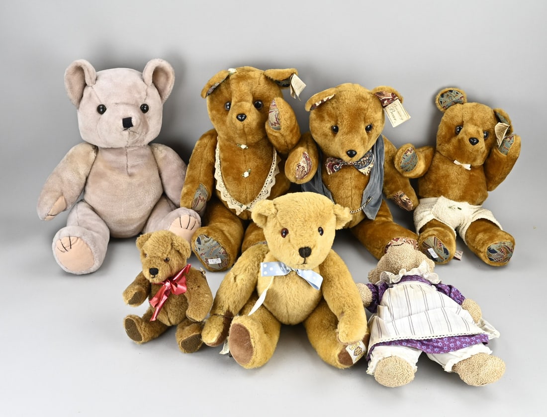 Lot of old English teddy bears: Lot of old English teddy bears. Second half of the 20th century. Size: 40 x 60 cm. In good condition.