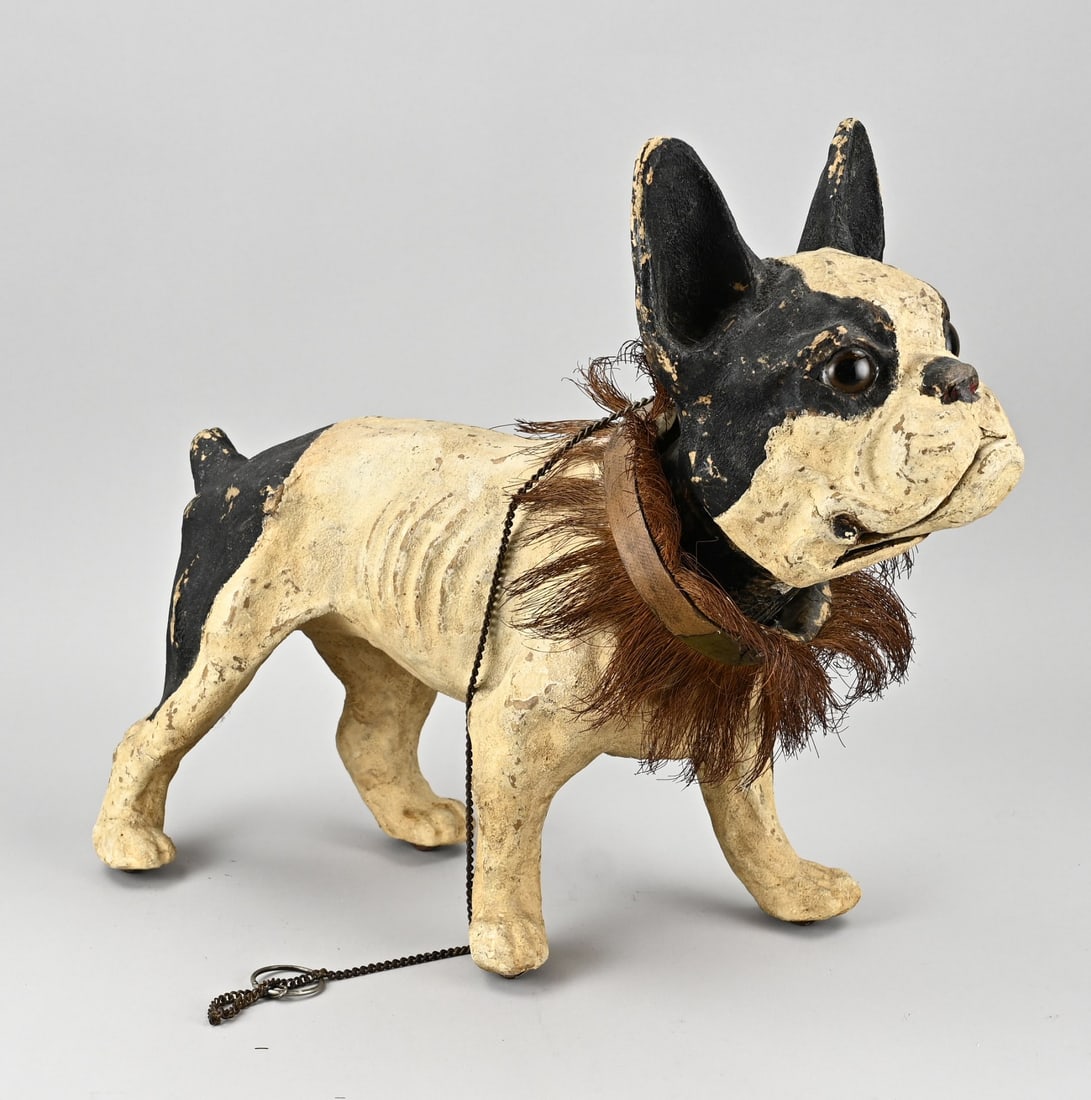 Papier-mâché dog: Antique and rare papier-mâché toy dog with moving head and mouth. Barks when pulled on a chain/leash, with glass eyes. Dimensions: 44 x 38 x 19 cm. Working! In good condition.