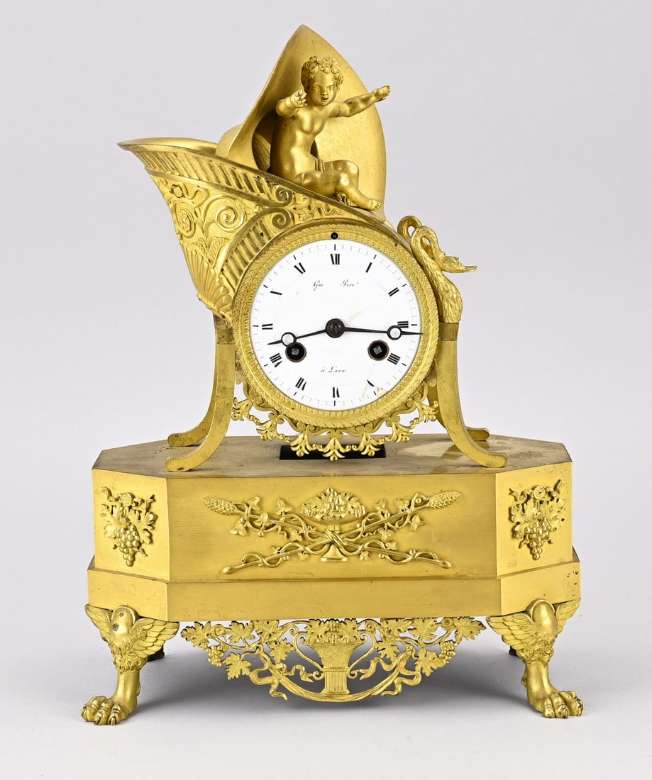 French pendulum clock, 1800: Antique French, ormolu, bronze empire/directoire mantel clock. Circa 1800. Putti in hat on sofa. Eight-day movement, half-hourly striking, string pendulum. Dimensions: 32 x 22 x 11 cm. In good