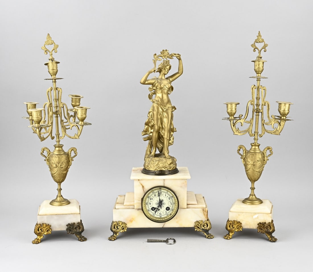 3-piece pendulum set, 1900: Antique three-piece pendulum clock set of composite metal + alabaster. France. Circa 1900. Art Nouveau. Eight-day movement, half-hour strike. Dimensions: 46 x 50 cm. In good condition.