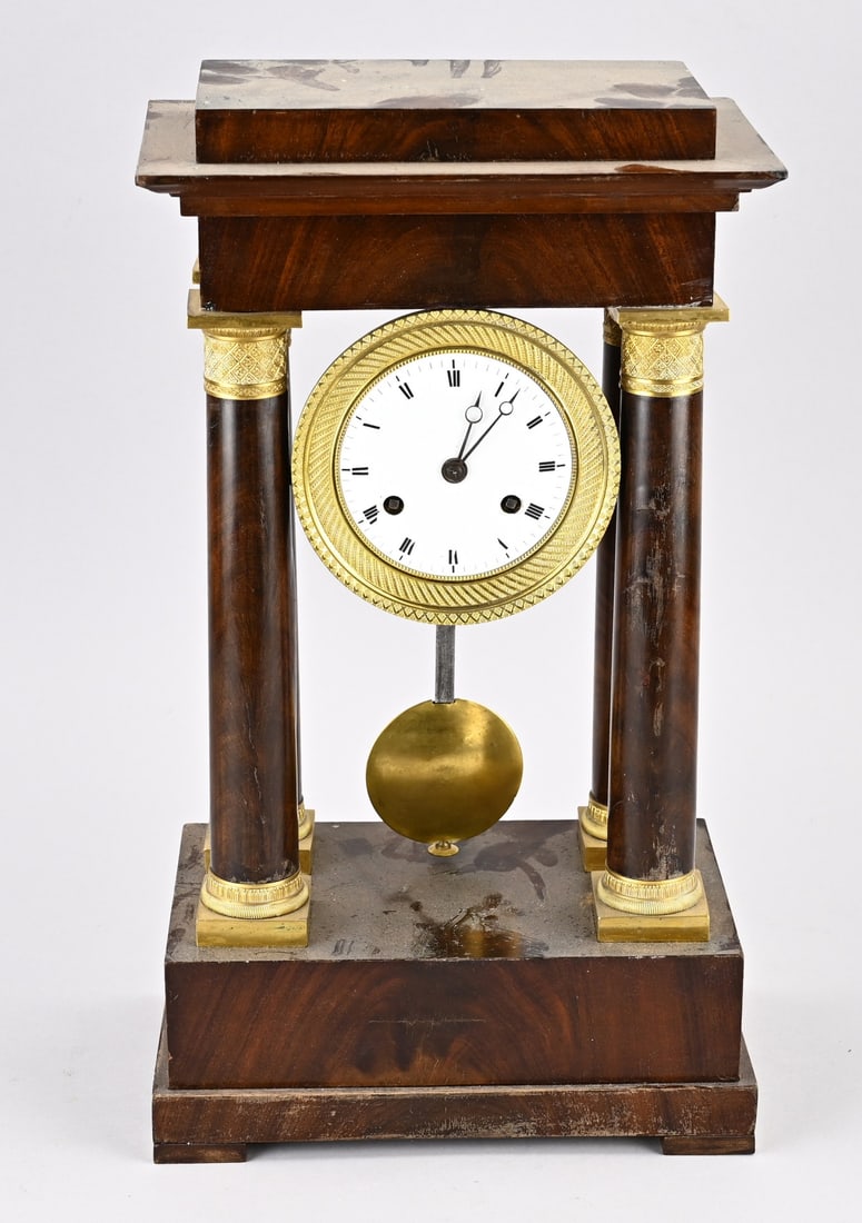 French column pendulum, 1820: Antique French mahogany Empire column pendulum. Circa 1820. Eight-day movement, half-hour strike, cord pendulum. Dimensions: H 42 cm. In good condition.