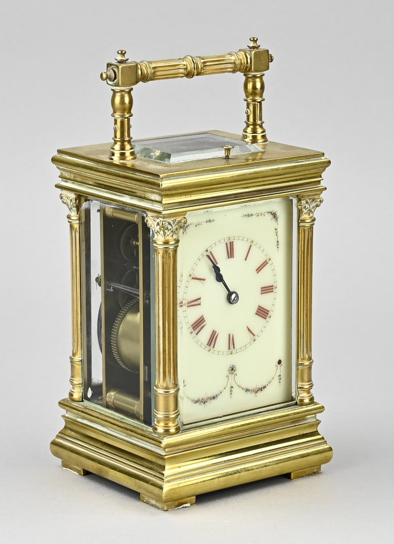 French travel alarm clock, 1890: Antique French gilded bronze travel alarm clock with Corinthian columns. Eight-day strike + half-hour strike on gong spiral. Circa 1890. Dimensions: 21 x 10 x 9 cm. In good working condition.