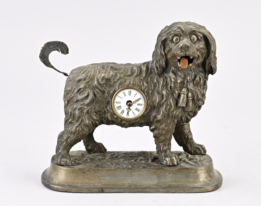 Mechanical clock (dog): Antique iron table clock (dog) with automatic movement. Tail and tongue move. Circa 1900. Dimensions: 16 x 17 x 7 cm. In good condition.