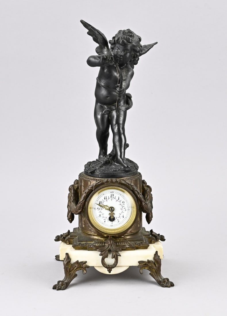 French pendulum clock, 1890: Antique French pendulum clock with cup. Circa 1890. Carrara marble with composite metal. Eight-day escapement movement. Dimensions: H 35 cm. In good condition.