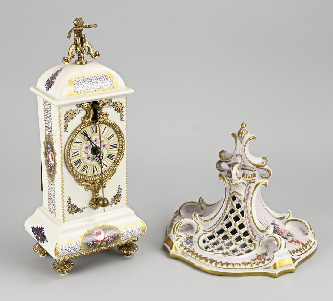 Sevres clock + wall console: Old French Sevres-marked porcelain clock with pendulum and Limoges decoration. Mounted on a Naples porcelain wall console. Dimensions: 52 cm. In good condition.