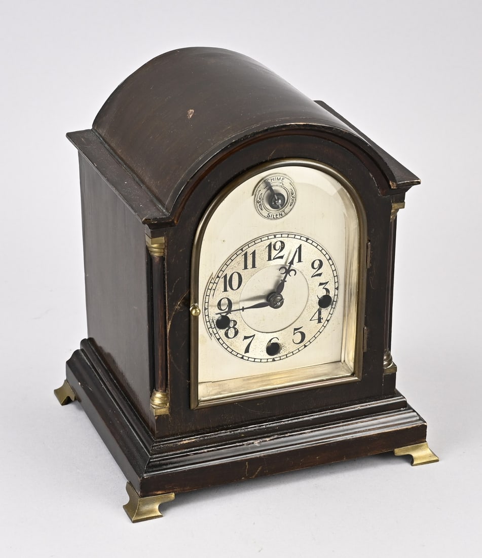 German table clock: Antique German table clock with quarter striking on five gong spirals. 1 Million 206442. Dimensions: 23 cm. In good condition.