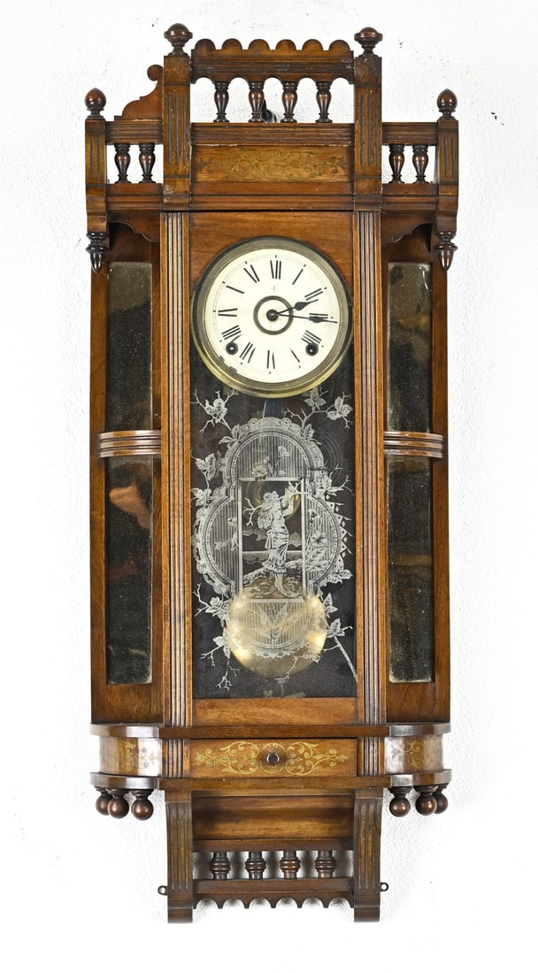 Walnut regulator (USA): Antique walnut American regulator clock with mirrors, drawer, and étagère. Eight-day movement, half-hour strike. Dimensions: 90 cm. In good condition.